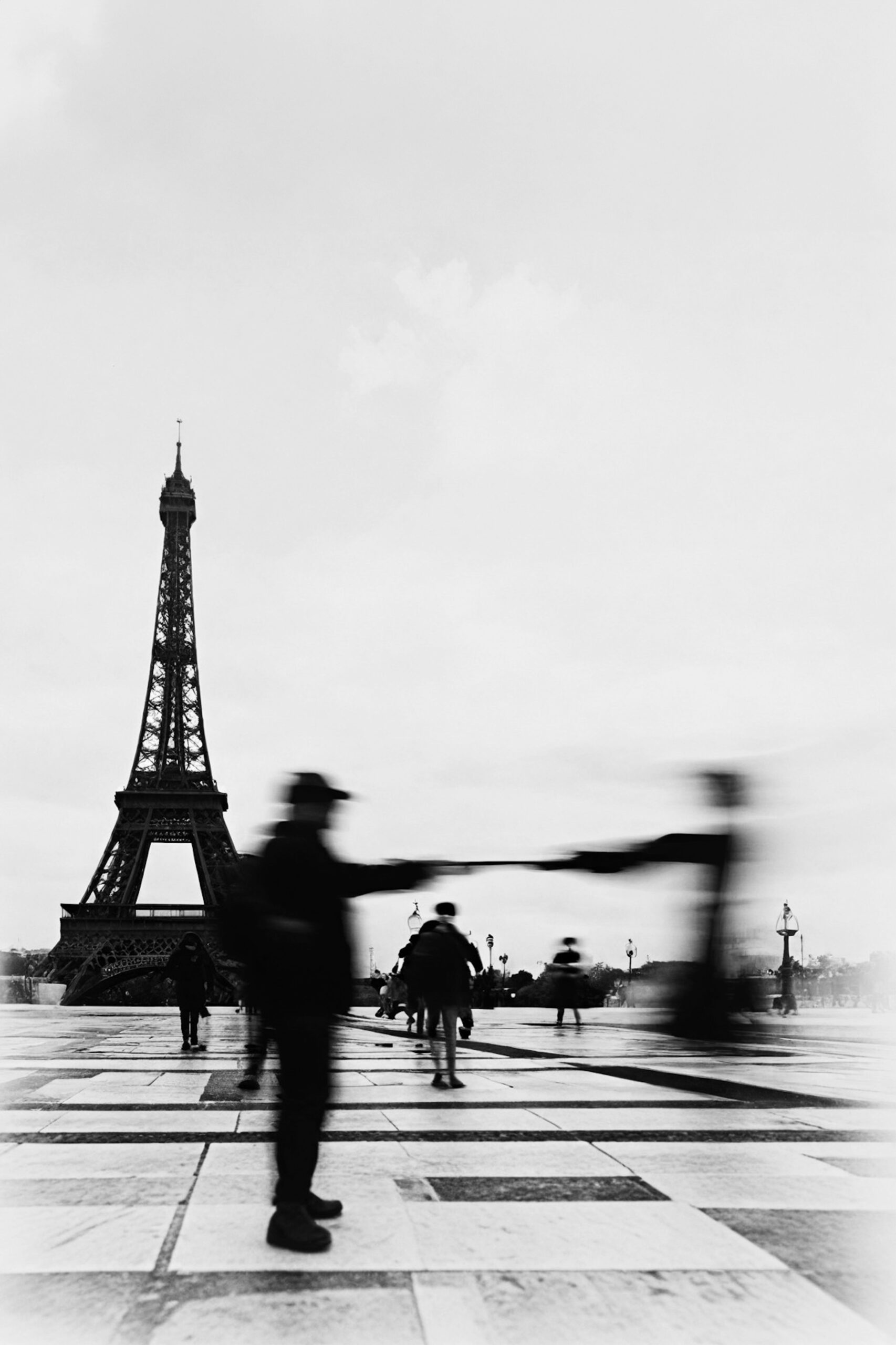 Moroz — Ephemeral Paris, photographie en noir et blanc de la tour Eiffel dans le brouillard, tirage signé à 65 € pour un cadeau de Noël