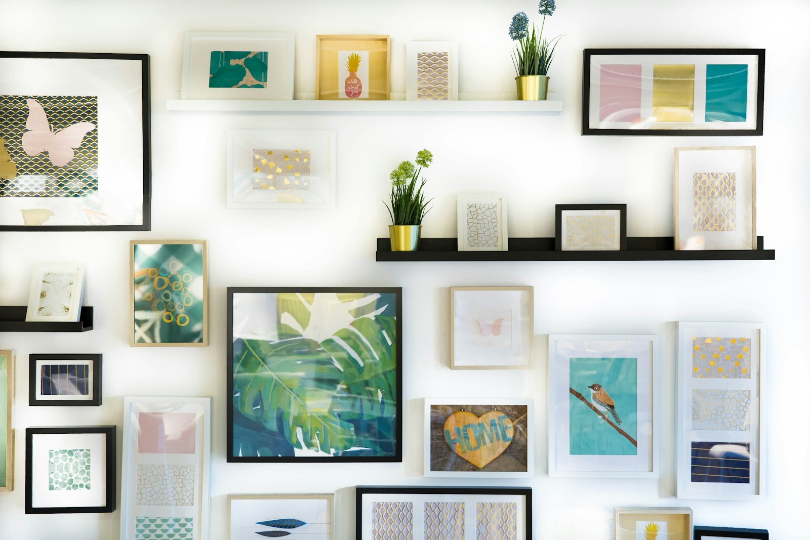Œuvres encadrées sur un mur intérieur stylisé